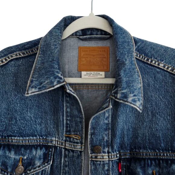 Levi's Woman's Premium Medium Wash Oversized Denim Trucker Jacket Size Small - Picture 3 of 7